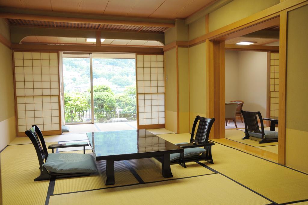 Yugawara Onsen Kawasegien Isuzu Hotel Атами Экстерьер фото